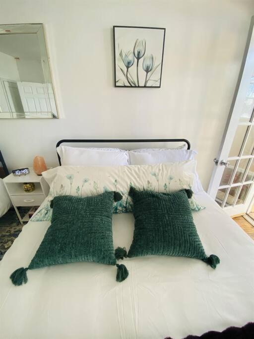 2 Bedrooms At The Heart Of The City! Full Comfort! *